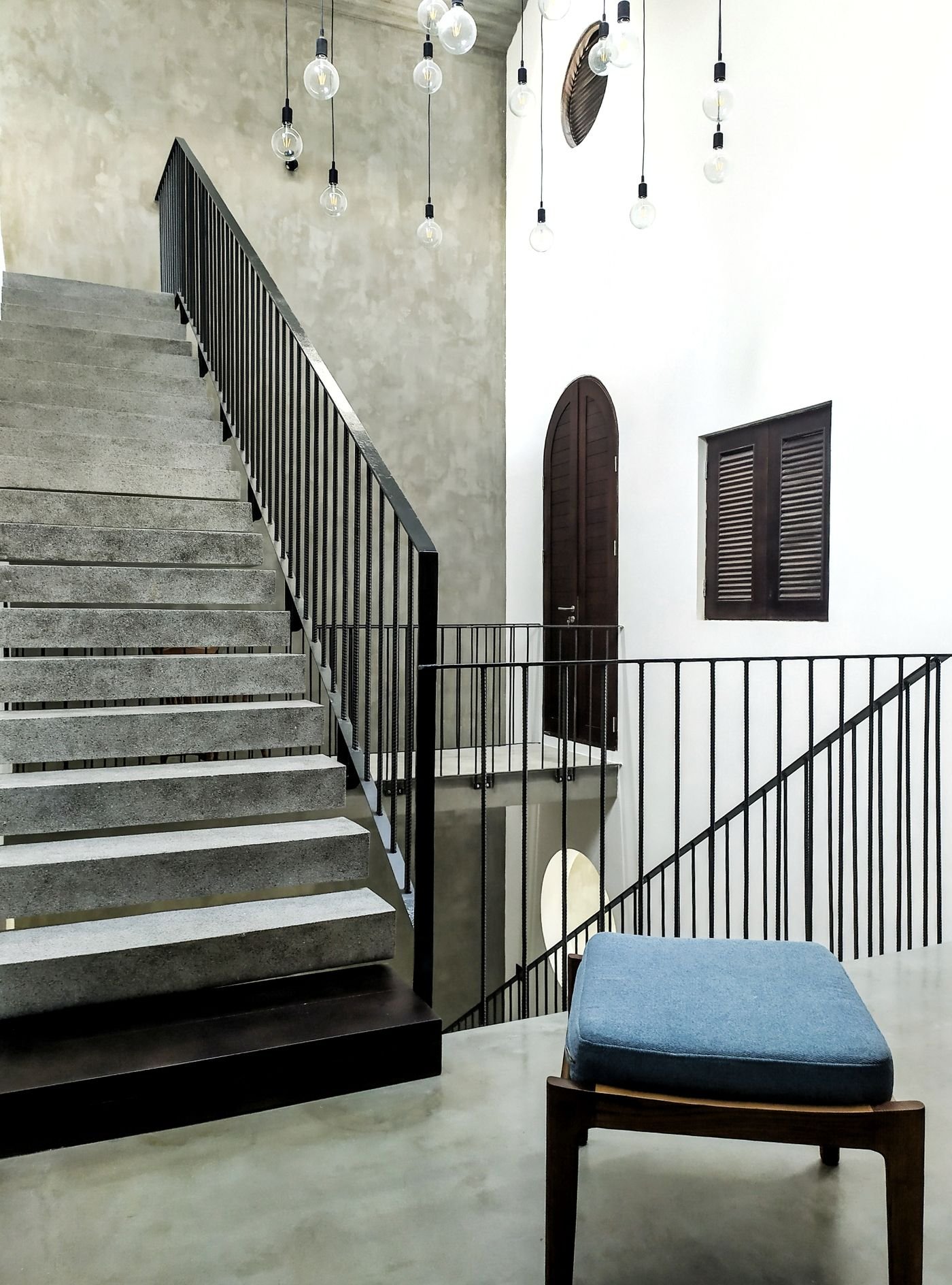 Interno moderno con pavimento continuo effetto cemento